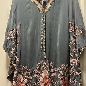 Johnny Was Antoinette Poncho XS
Embroidered Gray Blue